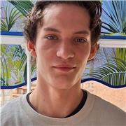 Soy un joven de 18 años con experiencia de 5 años viviendo en Estados Unidos, lo que me ha permitido dominar el inglés de manera f